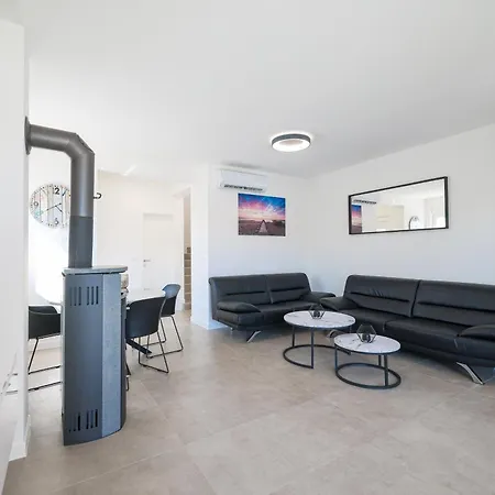 Noah Apartman